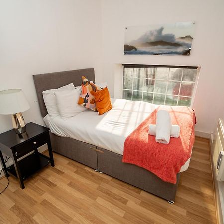 Cozy And Modern 2-Bed Apartment Суонзи Екстериор снимка