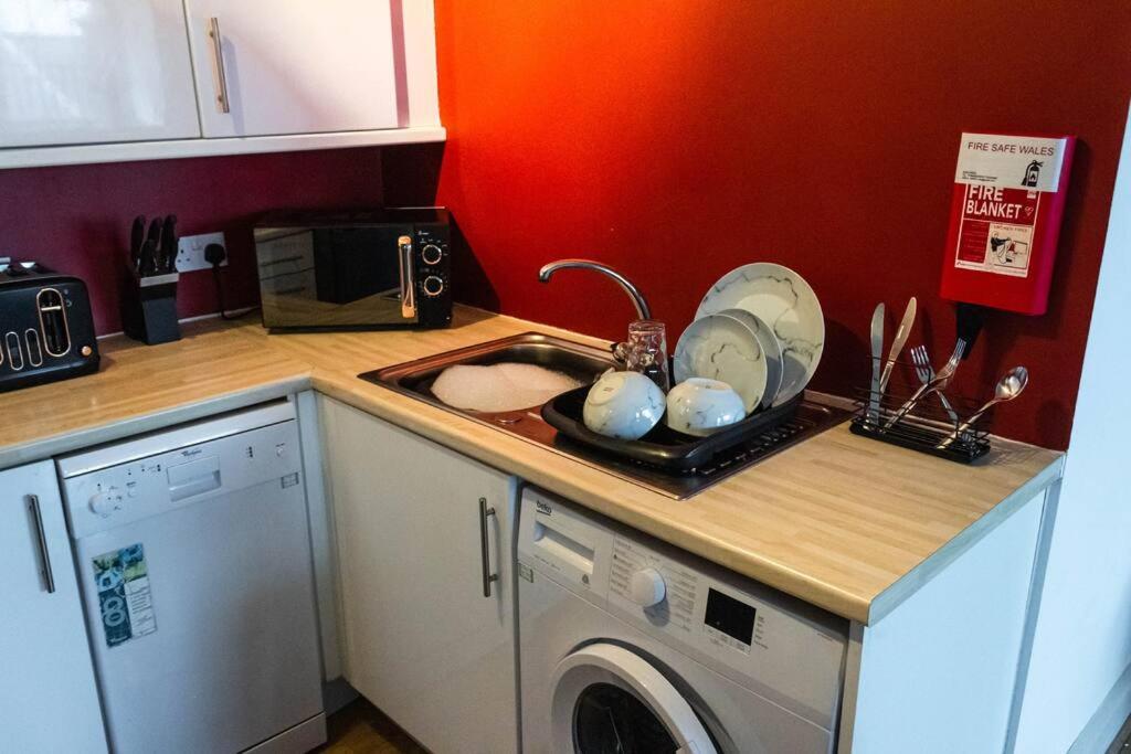 Cozy And Modern 2-Bed Apartment Суонзи Екстериор снимка