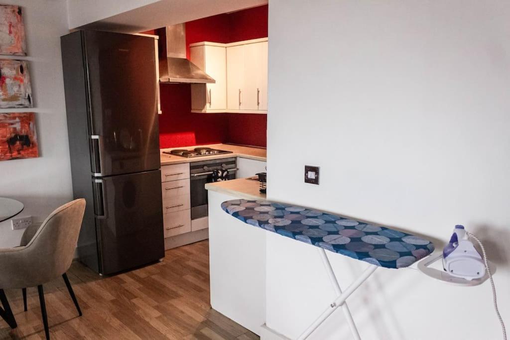 Cozy And Modern 2-Bed Apartment Суонзи Екстериор снимка