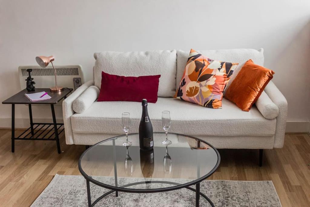 Cozy And Modern 2-Bed Apartment Суонзи Екстериор снимка