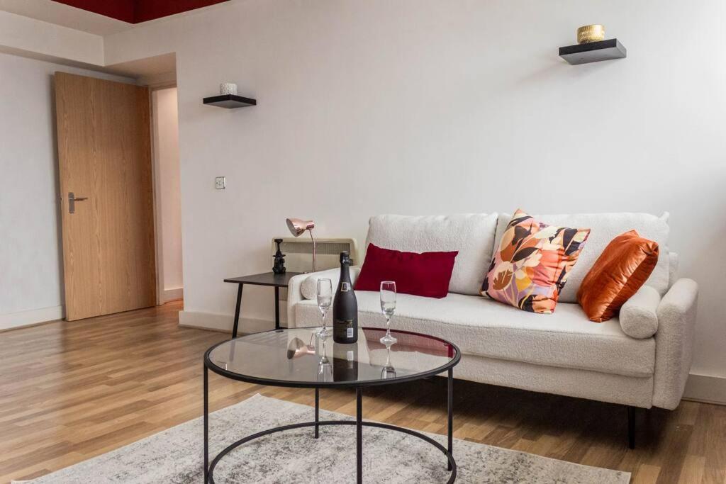 Cozy And Modern 2-Bed Apartment Суонзи Екстериор снимка