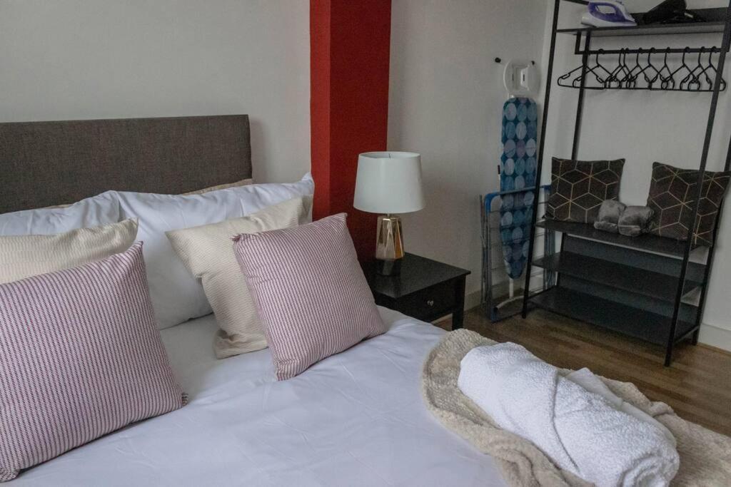 Cozy And Modern 2-Bed Apartment Суонзи Екстериор снимка
