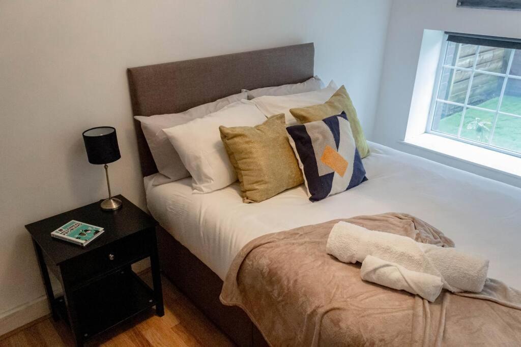 Cozy And Modern 2-Bed Apartment Суонзи Екстериор снимка