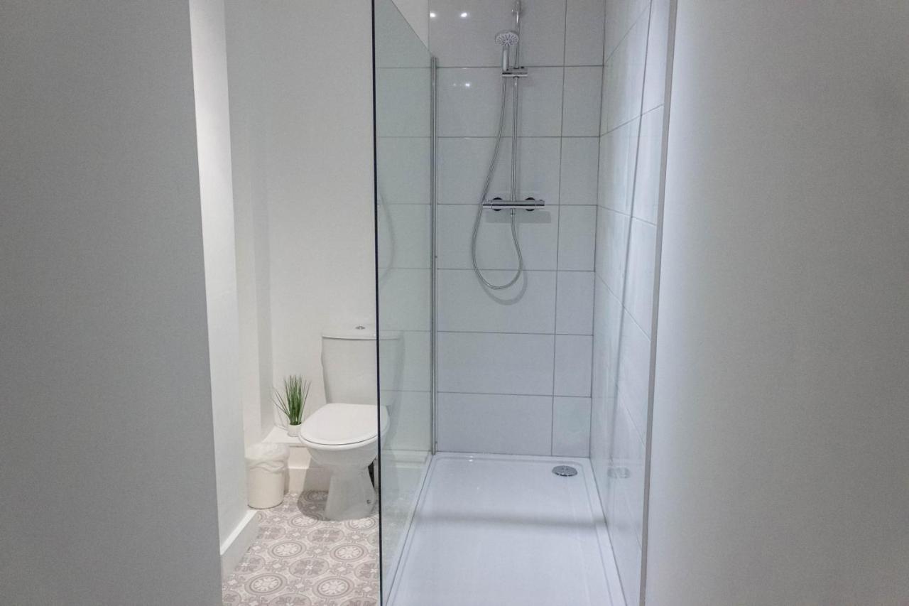 Cozy And Modern 2-Bed Apartment Суонзи Екстериор снимка
