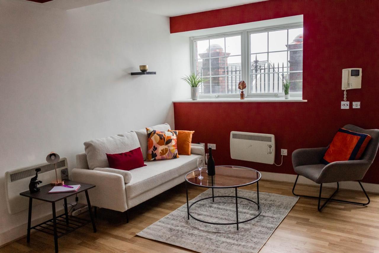 Cozy And Modern 2-Bed Apartment Суонзи Екстериор снимка