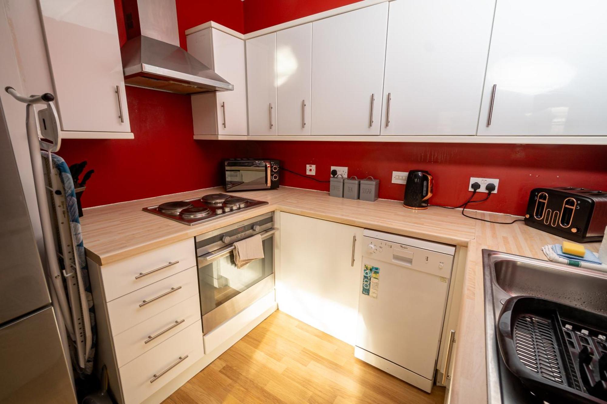 Cozy And Modern 2-Bed Apartment Суонзи Екстериор снимка