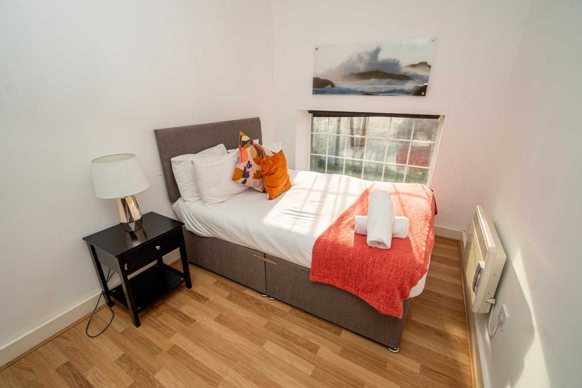 Cozy And Modern 2-Bed Apartment Суонзи Екстериор снимка