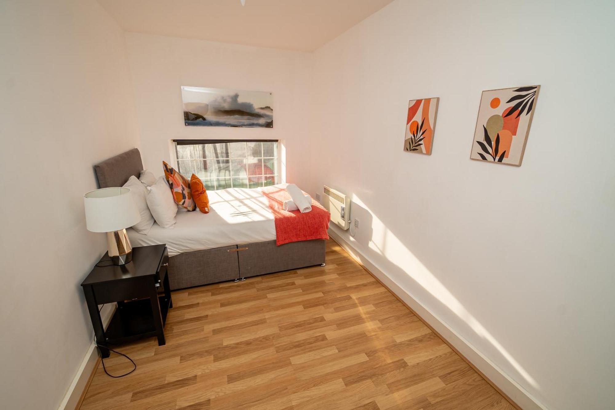 Cozy And Modern 2-Bed Apartment Суонзи Екстериор снимка