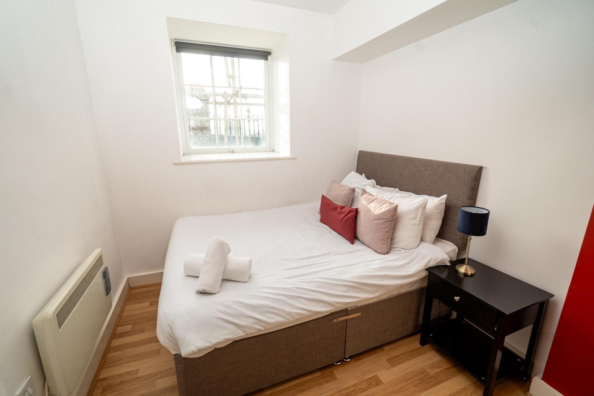 Cozy And Modern 2-Bed Apartment Суонзи Екстериор снимка