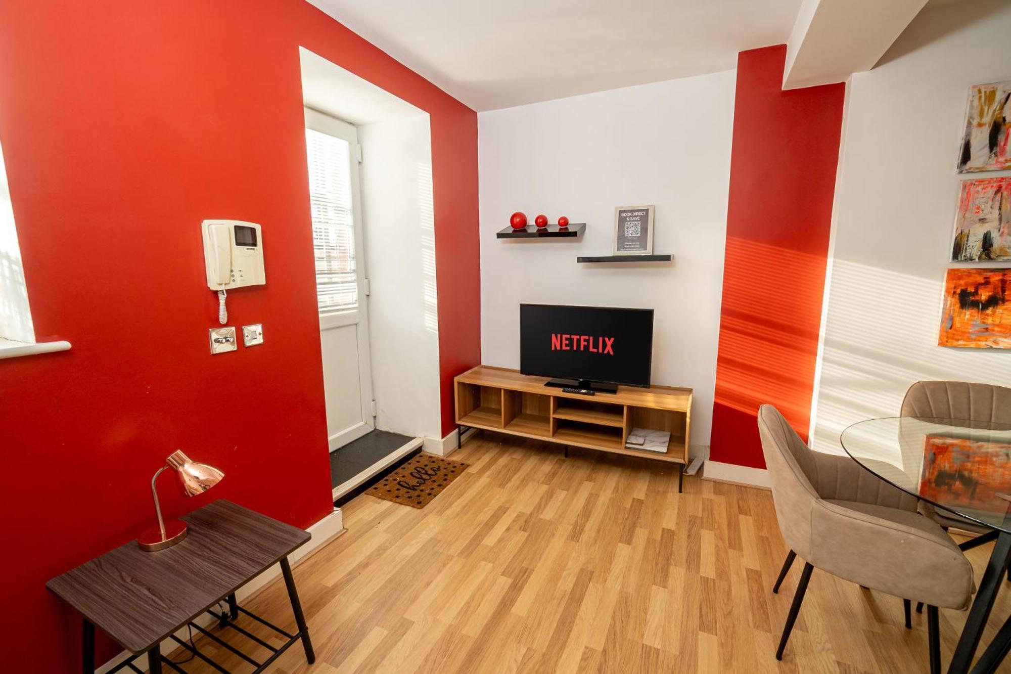 Cozy And Modern 2-Bed Apartment Суонзи Екстериор снимка