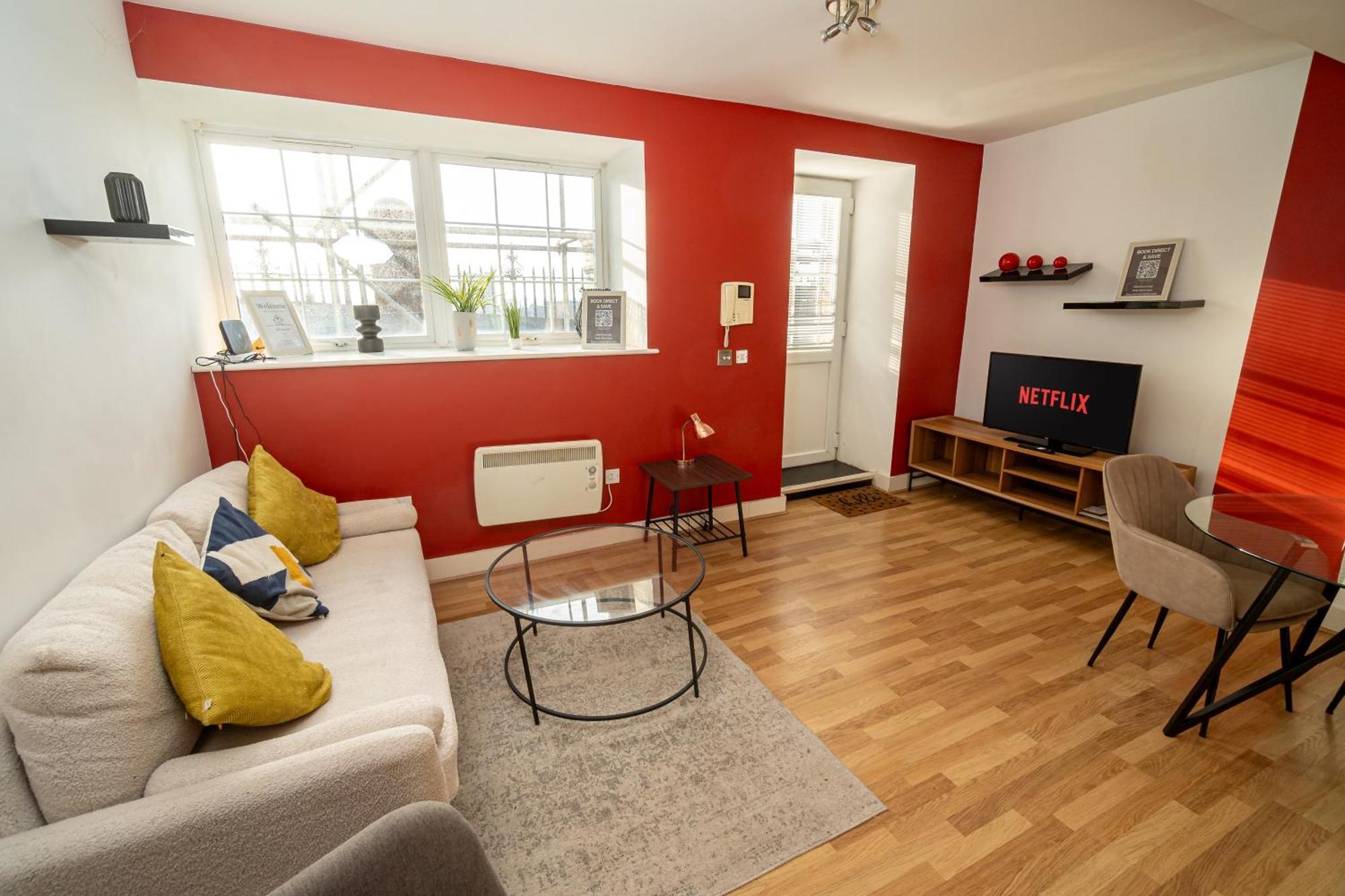 Cozy And Modern 2-Bed Apartment Суонзи Екстериор снимка
