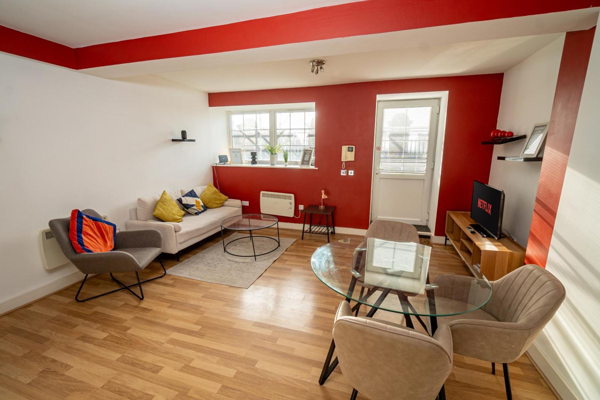 Cozy And Modern 2-Bed Apartment Суонзи Екстериор снимка